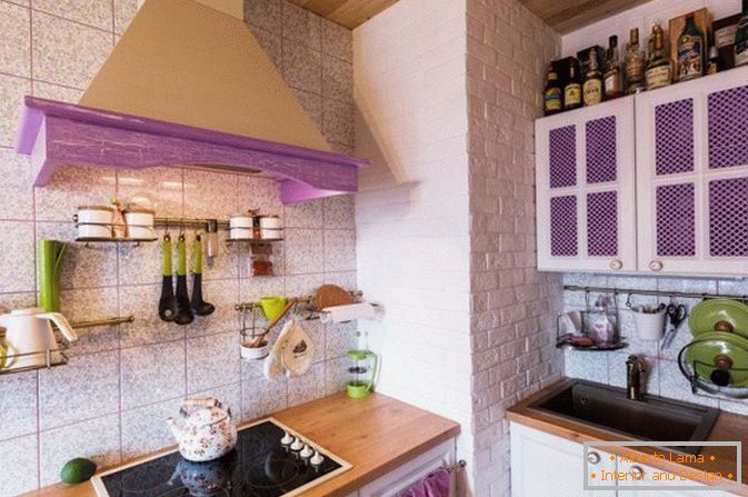 Purple accents in the interior of the kitchen