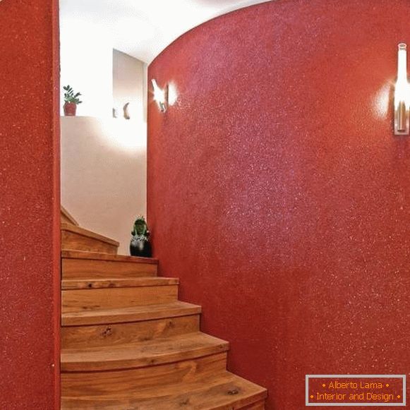Red liquid wallpaper in the corridor in the interior - photo of the staircase