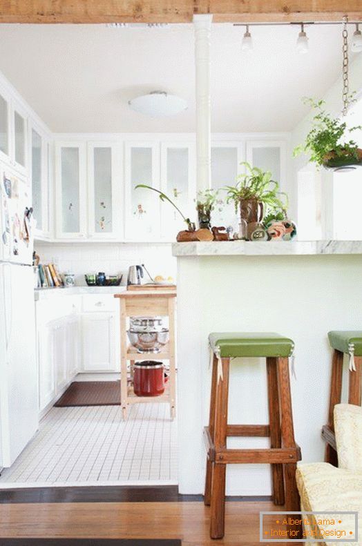 Kitchen with breakfast bar